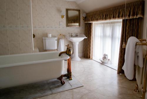 伍德哈尔温泉水疗佩特伍德酒店的带浴缸和盥洗盆的浴室