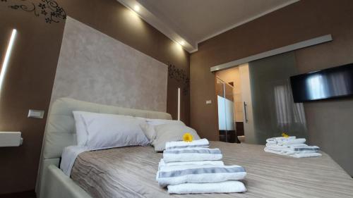 博洛尼亚casa ottaviano的一间卧室配有带毛巾的床