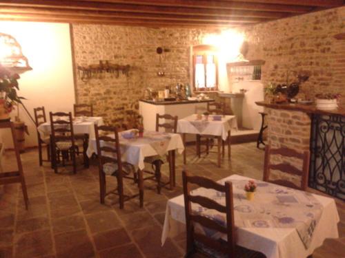 PradamanoAlloggio Agrituristico Conte Ottelio的一间带桌椅的用餐室和一间厨房