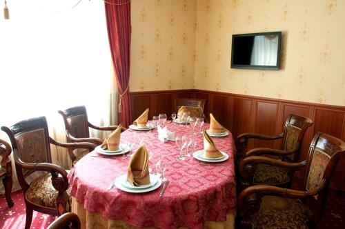 文尼察维萨尔酒店的一间带红色桌布的餐桌的用餐室