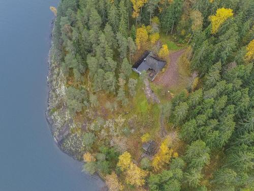 TallnäsHoliday Home Lohjanherra by Interhome的水边山丘上房屋的空中景观