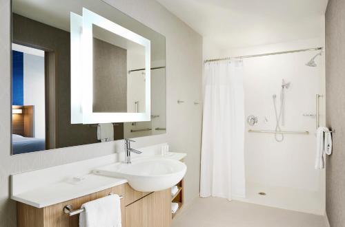 斯普林菲尔德SpringHill Suites by Marriott Springfield North的白色的浴室设有水槽和淋浴。