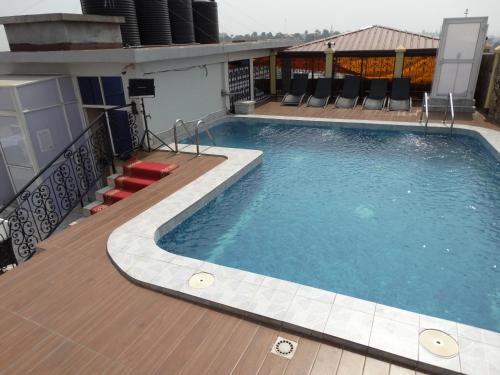 雅温得Safyad Hotel的一座大楼顶部的游泳池