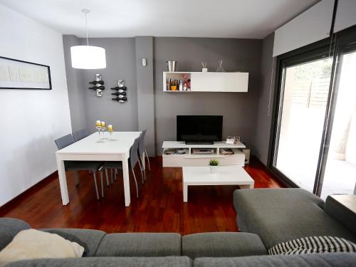 坎布里尔斯Apartment Sol Cambrils Park-5 by Interhome的客厅配有沙发和桌子