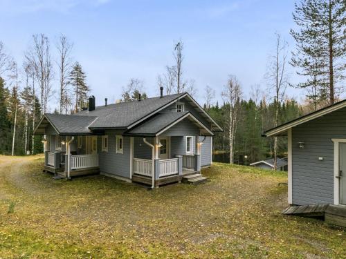 HeinävesiHoliday Home Rinteelä by Interhome的庭院中带门廊的小房子