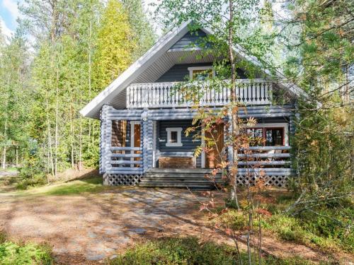 AhmovaaraHoliday Home Metsätähti by Interhome的树林中的蓝色小木屋
