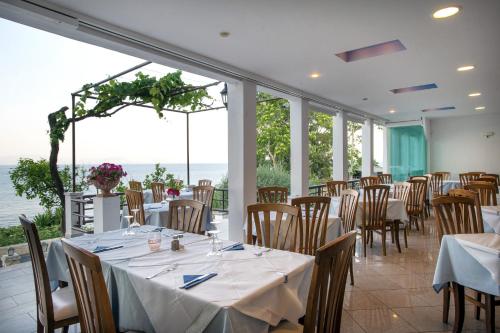 贝尼蔡斯凯森布里奇酒店的一间带桌椅的海景餐厅