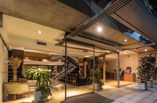 布宜诺斯艾利斯卡尔顿索兰斯酒店的大厅,设有玻璃门和楼梯,位于大楼内