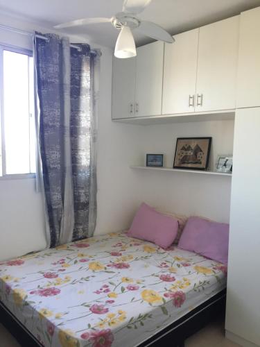 劳鲁-迪弗雷塔斯Spazio Solarium - Apartamento的小卧室配有鲜花床