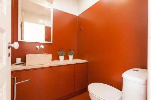 里斯本FLH Se Cozy Flat的橙色浴室设有卫生间和水槽