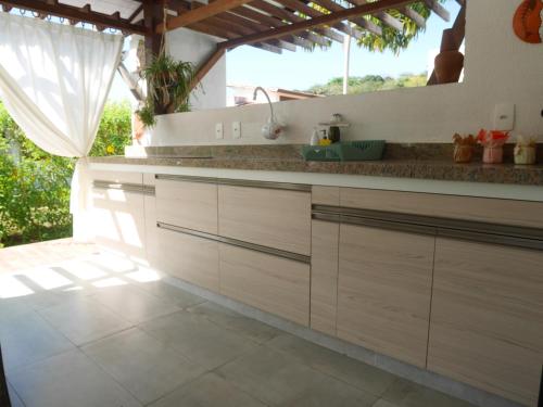 皮帕Luxury Villa - Madeiro的厨房配有白色橱柜和台面