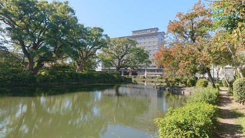 佐贺市佐贺新大谷酒店的城市里一条河流,有一座建筑的背景