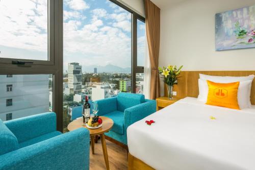 岘港Cordial Hotel and Spa的酒店客房带床、椅子和窗户