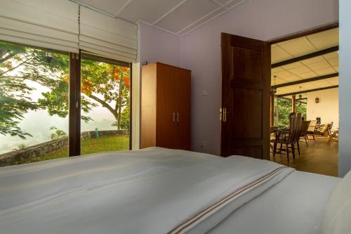 康提康提布埃纳维斯塔住宿加早餐旅馆的一间卧室设有一张床和一个大窗户