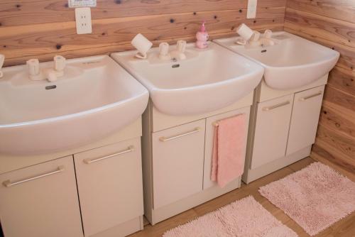 阿苏市Guest House Asora的浴室设有2个水槽和白色橱柜