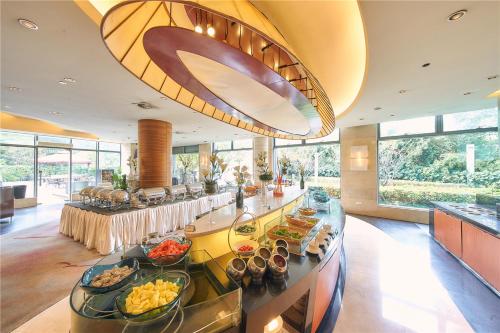 上海东怡大酒店的一间提供自助餐的大厨房,包括食物