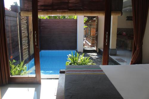 库塔Jukung Villas Kuta的从房子的入口处可欣赏到游泳池的景色