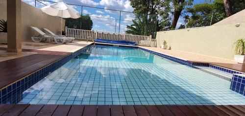 阿蒂巴亚Casa de Campo Piscina Aquecida Atibaia的游泳池铺有蓝色瓷砖地板。