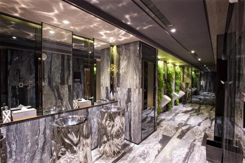 台北阿树国际旅店的酒店大堂设有大理石墙壁和凳子