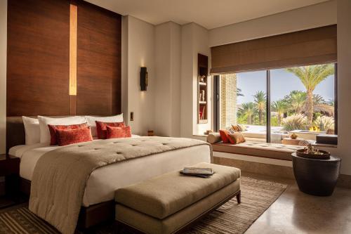 托泽尔Anantara Sahara-Tozeur Resort & Villas的一间卧室设有一张大床和一个大窗户