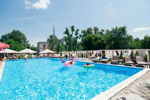 基辅VitaPark Borysfen的和在酒店内玩耍的游泳池