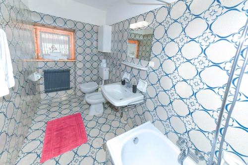 塞尔瓦迪加尔代纳山谷Appartamenti Chedul的浴室配有白色水槽和卫生间。
