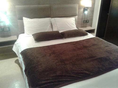布兹尼盖Appartement Bella Vista的一张大床,上面有两个枕头