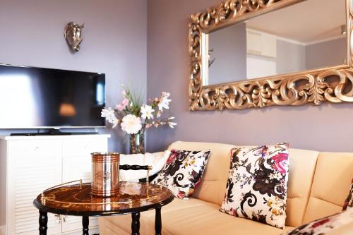 米兹多洛杰Apartament Martini的客厅配有沙发和桌子
