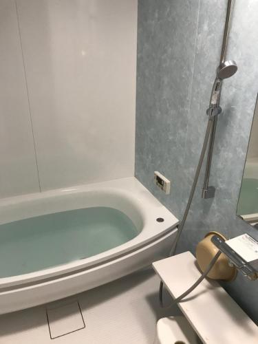 轻井泽尼米旅馆的带浴缸和盥洗盆的浴室