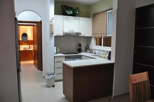 曼德里尔2 Bed, 2 Bath Apartment In Mandria的一间厨房,配有白色橱柜和厨房岛