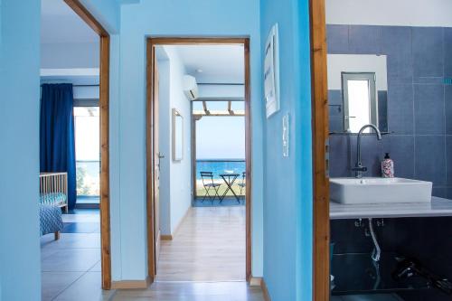 依克希亚Rhodes Sea Villas的设有带水槽的浴室,享有海景