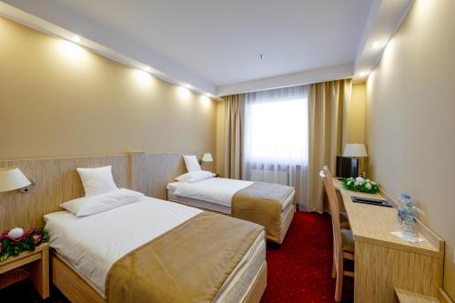 塔诺沃帕格涅500酒店的酒店客房配有两张床和一张书桌