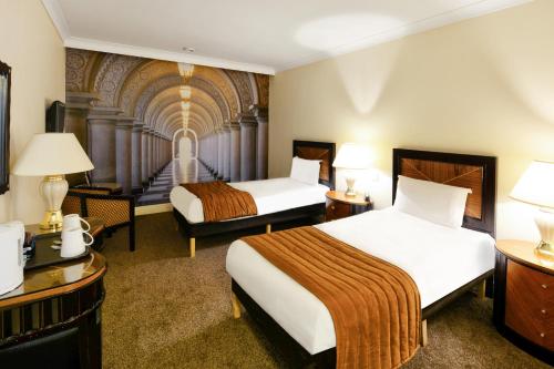 曼联萨斯酒店客房内的一张或多张床位