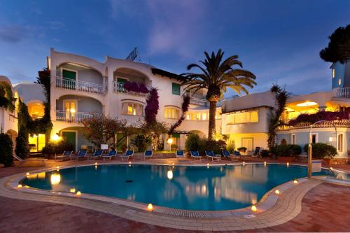 伊斯基亚伊斯基亚洲际酒店的晚上在酒店前面的一个游泳池