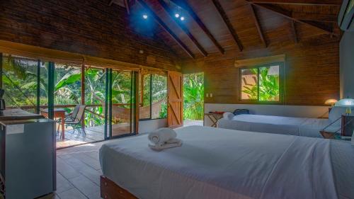 Boca TapadaBoca Tapada Lodge的一间带两张床的卧室和一个阳台