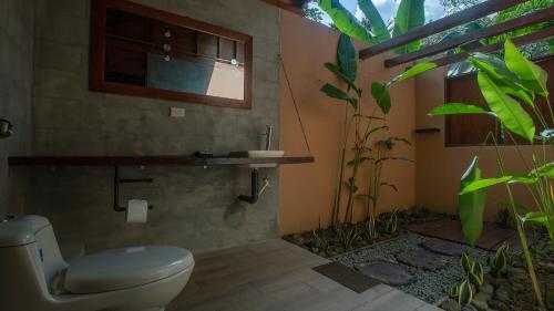 Boca TapadaBoca Tapada Lodge的一间带卫生间和窗户的浴室