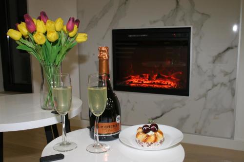 贝尔格莱德Spa Panorama的一张桌子,上面放着一瓶香槟和花瓶