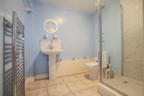 NorthfleetVale House的浴室配有卫生间、盥洗盆和淋浴。
