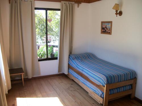拉塞雷纳MarSerena的一间小卧室,配有床和窗户