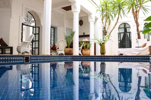 Riad Bellamane Marrakech内部或周边的泳池