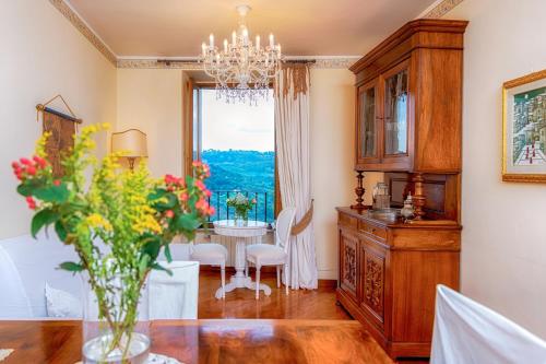 奥维多Ripa Medici, camere con vista e parcheggio incluso的一间设有桌子和花瓶的用餐室