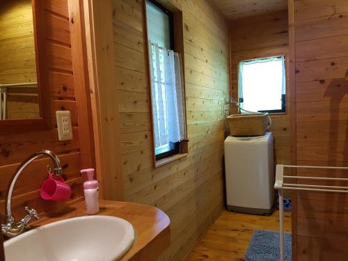 KogaRyoshuku Lassi / Vacation STAY 47925的小木屋内的浴室设有白色水槽