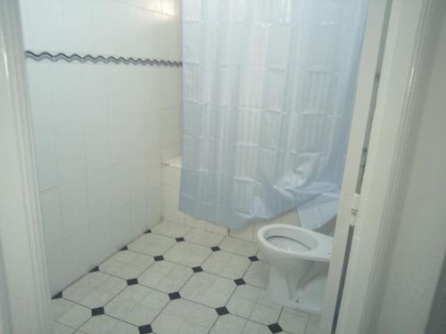 乌姆苏克Appartement à Houmt Souk Jerba的白色的浴室设有卫生间和淋浴。