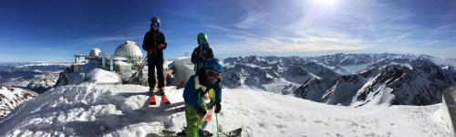 SaligosCamping Happy Pyrénées的两个人站在雪覆盖的山顶上