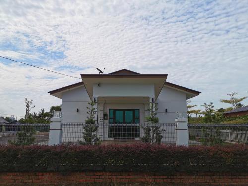 马六甲Orchard Villa Melaka的前面有栅栏的白色房子