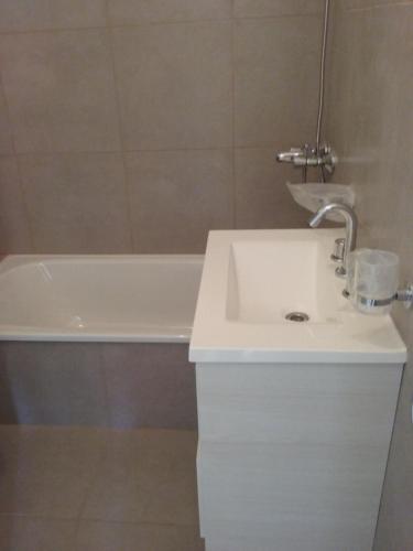 布兰卡港Departamento de la Bahia的浴室配有盥洗盆和浴缸。