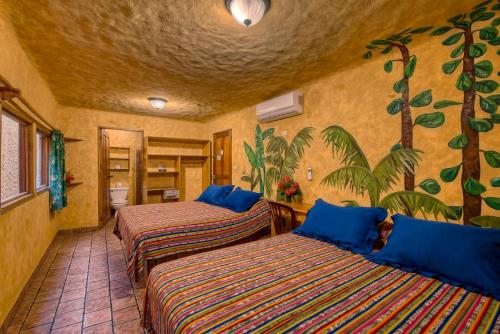 El Sano Banano Beachside Hotel客房内的一张或多张床位