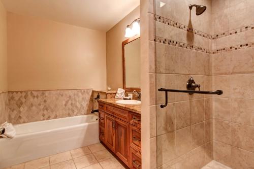 布雷肯里奇Crystal Peak 7403的带淋浴、浴缸和盥洗盆的浴室