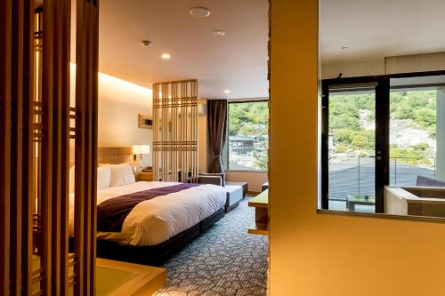 云仙市云仙九州酒店的一间酒店客房 - 带一张床和一间浴室