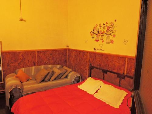 Alojamiento centro Valparaìso客房内的一张或多张床位